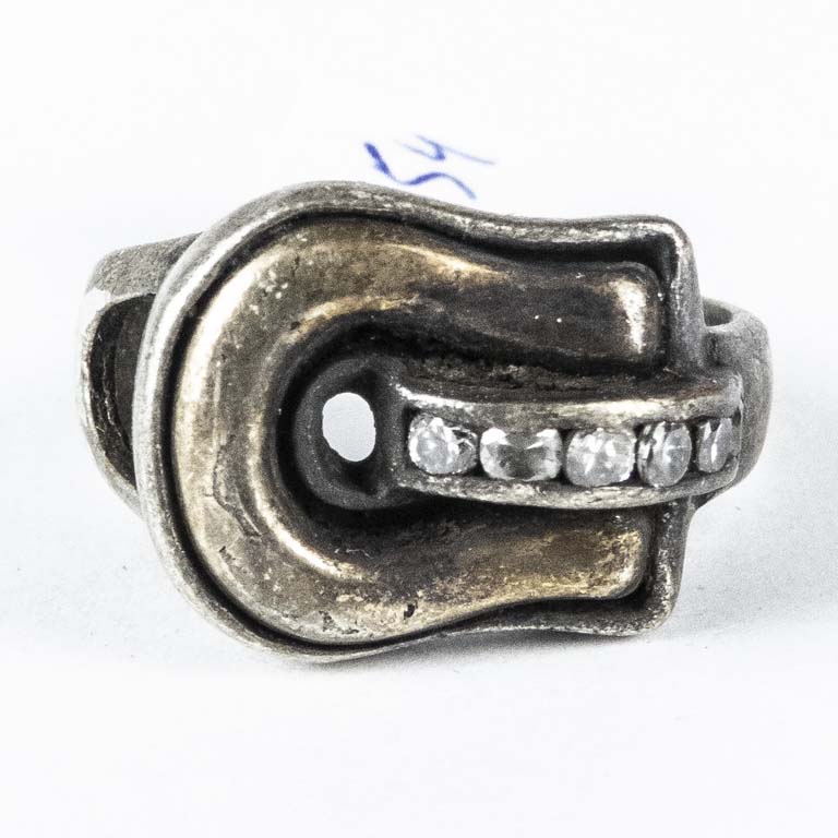 Lote siguiente: Anillo de plata con diseño fantástico en buen estado