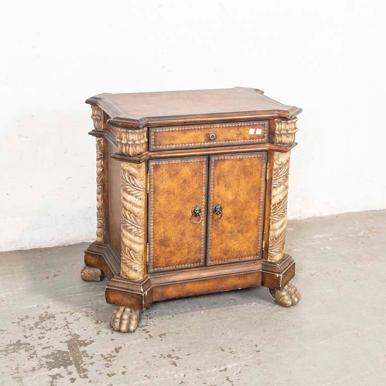 Lote siguiente: Mueble de estilo con detalles de pasta y madera imitada