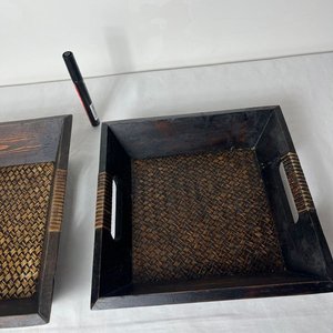 Par de Centros de Mesa Cuadrados de Madera Oscura con Mimbre - imagen 2