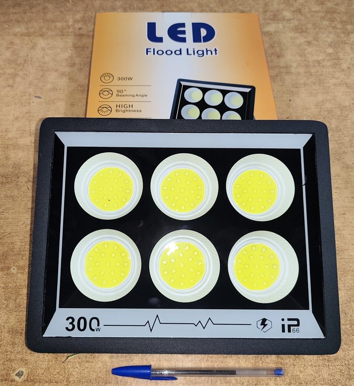 Luz LED para Exterior con Consumo de 300W y Alta Brillantez - imagen 3