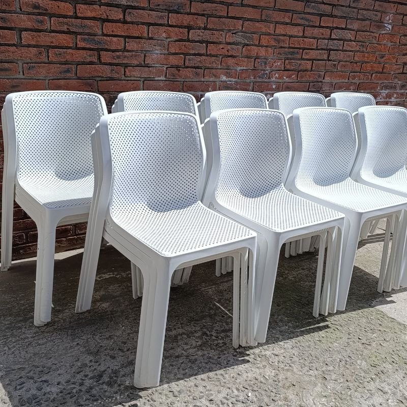 Juego de 10 Sillas Blancas de Polipropileno con Diseño Calado