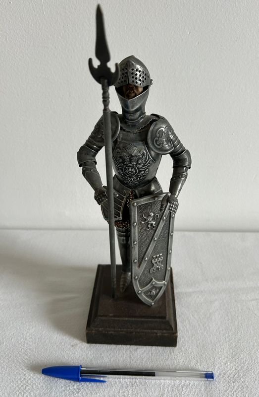 Escultura Caballero Medieval con Armadura y Escudo Decorativo - imagen 1