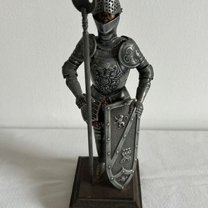 Escultura Caballero Medieval con Armadura y Escudo Decorativo - imagen 1
