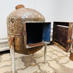 Estufa Rústica de Hierro con Puerta Abierta - imagen 2