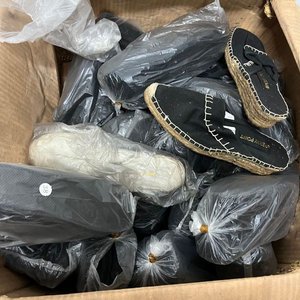 Lote de Más de 80 Pares de Pantuflas y Calzado Variado - imagen 7