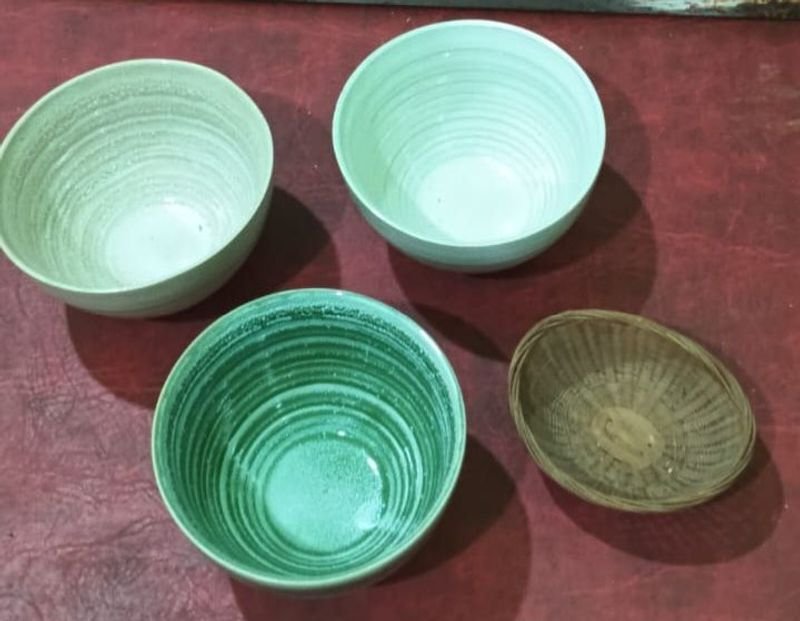Tres tazas de cerámica en un cesto pequeño - imagen 3