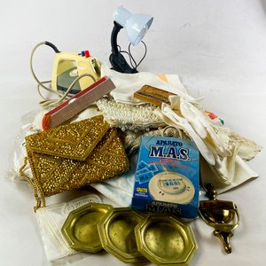 Lote (algún detalle) carteras de fiesta, manteles, plancha, aparato para mosquitos - imagen 1