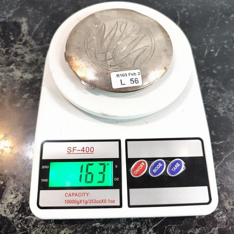 Lote siguiente: Antigua polvera en plata sellada 'Sterling' con monograma