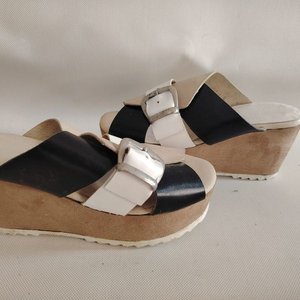 Lote anterior: Sandalias de Plataforma Combinadas Negro, Beige y Blanco con Hebilla - Talle 36