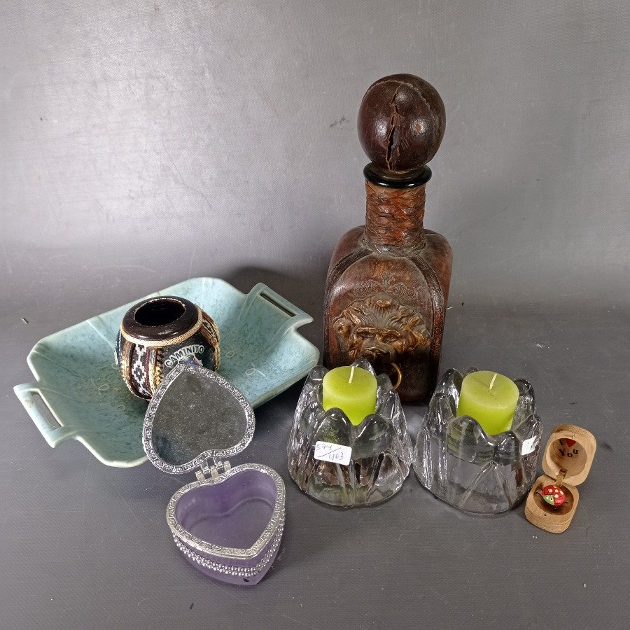 Lote siguiente: Colección de artículos decorativos en vidrio, cuero y cerámica