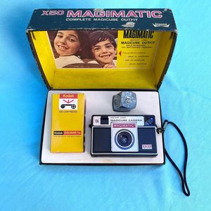 Antigua cámara de fotos americana con muy poco uso o sin uso en su caja original . X50 Magimatic. Complete Magicube outfit. Made in usa by Imperial Camera Corp. under eastman Kodak Corp.  10 cm x  cm. - imagen 2