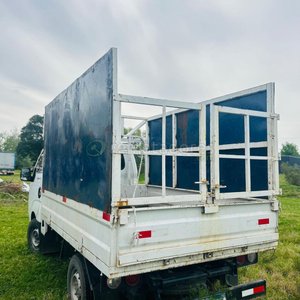 Camión Kia Bongo Blanco con Caja Metálica - imagen 3