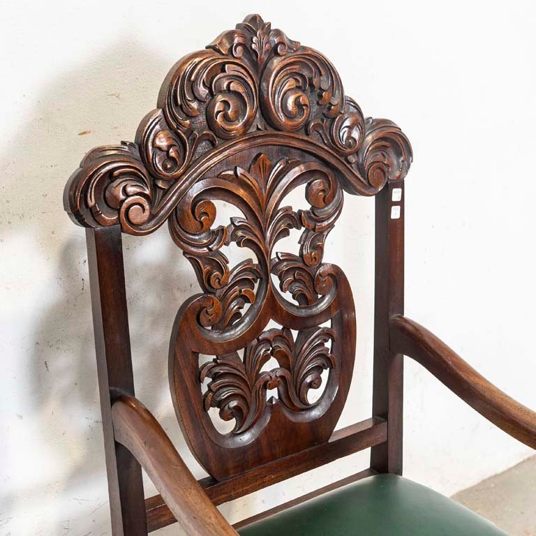 Sillón reina Ana tallado y con asiento tapizado en cuerina - imagen 3