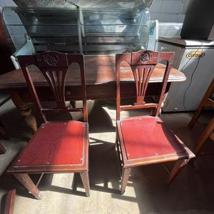 Lote siguiente: Juego de 2 Sillas de Roble Estilo Clásico