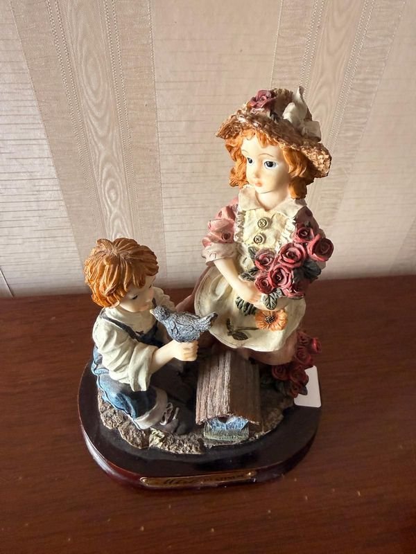 Figura Decorativa Pareja de Niños Campesinos con Pájaros y Flores