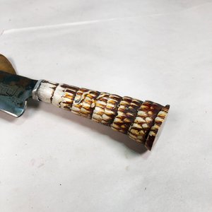 Cuchilla Artesanal con Mango de "Tatu" y Vaina de Cuero - imagen 3