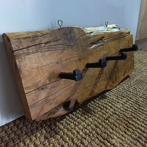 Perchero Rústico de Madera con Ganchos de Hierro - imagen 3