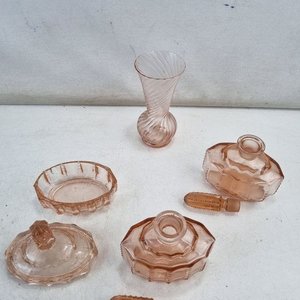 Set de 4 Piezas: Florero y Frascos de Tocador Antiguos en Vidrio Labrado Rosado - imagen 3