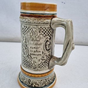 L 465 - 1 Pieza - Antigua jarra de cerveza estilo "stein" en ceramica esmaltada, con relieves y escenas tipicas alemanas - imagen 4