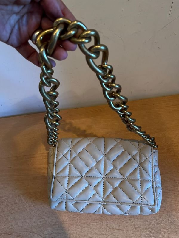 Lote siguiente: Cartera de Zara con cadena nueva y diseño elegante