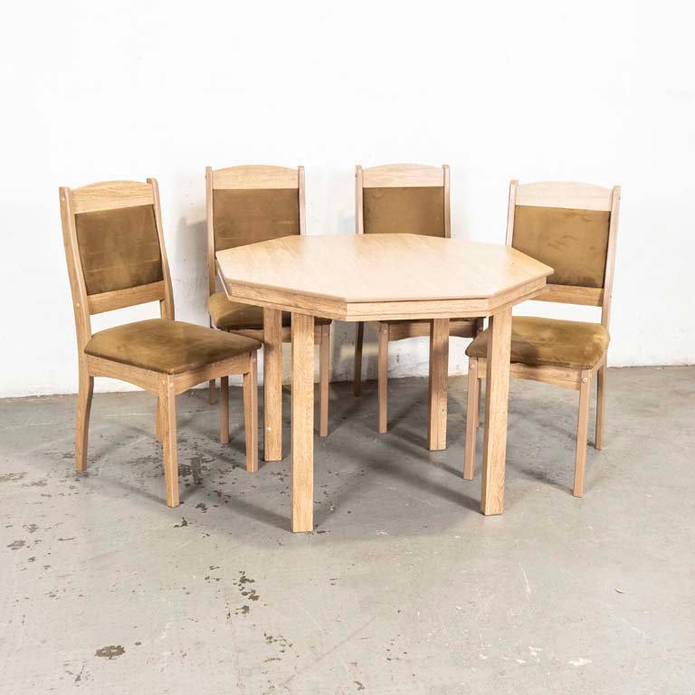 Lote anterior: Mesa de comedor octogonal y sillas tapizadas