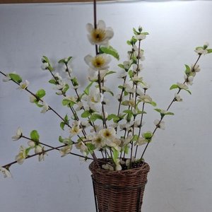 Jarrón de Pie Tejido con Flores Artificiales Blancas y Verdes - imagen 3