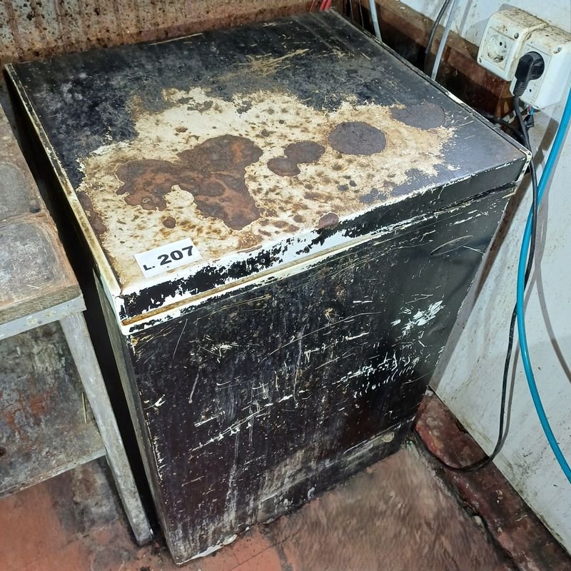 Lote siguiente: Congelador horizontal en mal estado estético. Funciona.