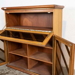 Aparador de madera con puertas vidriadas y detalles en lustre - imagen 3