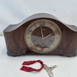 Antiguo Reloj de Sobremesa Junghans con Caja de Madera Curva y Maquinaria a la Vista - imagen 1