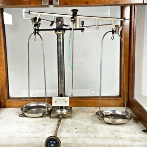 Balanza de Precisión Antigua con Vitrina de Madera y Mármol - imagen 3