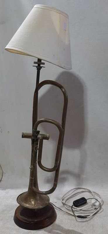 Lámpara con trompeta como base - imagen 2