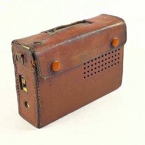 Radio Transistor Hitachi WH 822H Vintage con Estuche de Cuero - imagen 2