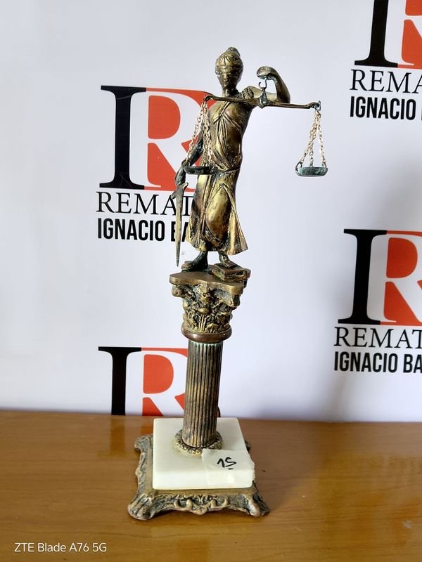 Estatuilla de bronce macizo y marmol, escultura de la justicia - imagen 1