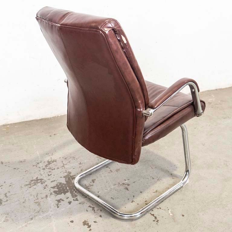 Sillón de oficina en metal cromado con tapizado en cuerina - imagen 3