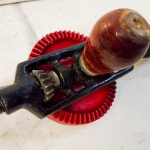 Taladro Manual Antiguo con Discos para Madera y Metal - imagen 3