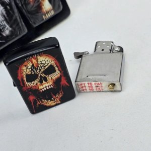 Encendedor Metálico con Diseño Calavera Estilo Rock - imagen 3