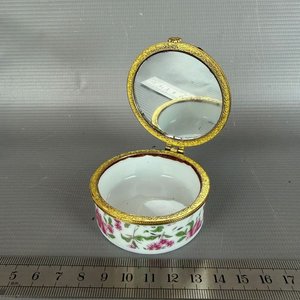 Cajita de Porcelana con Tapa y Montura de Bronce Decorada con Flores Rosas - imagen 2