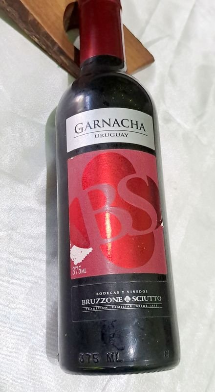 Botella de Vino Garnacha con soporte en madera - imagen 3