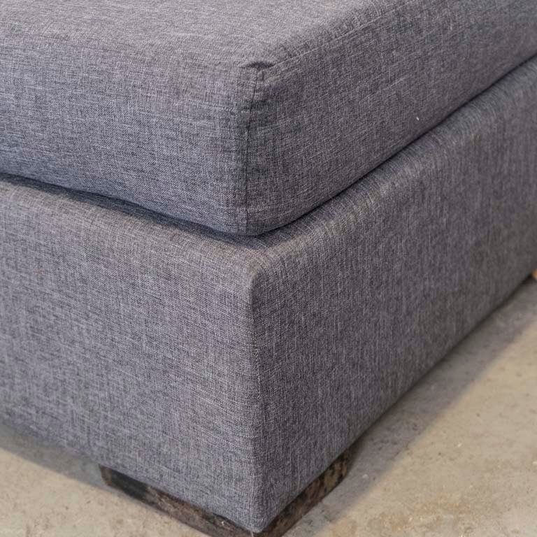 Almohadón de tapicería gris con forma de puff - imagen 3