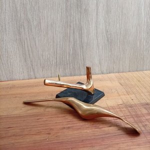 Escultura Moderna de Ave en Bronce y Acrílico - imagen 2