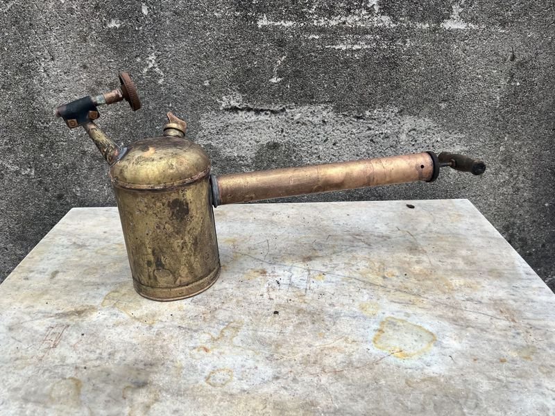 Lote siguiente: Antigua fumigadora de bronce y madera TRIUNFO induruguaya