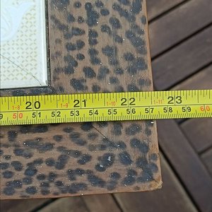 Mesa auxiliar Rústica  de estilo Jacobino rustico de madera noble con patas y travesaños torneadas - la  tapa rectangular decorada con patrones geométricos o animal print con un panel central con  azulejos  con detalles - Medidas 42,50 cm x 57 cm x 47 cm Alto / Con detalles de Tiempo y Uso - imagen 7