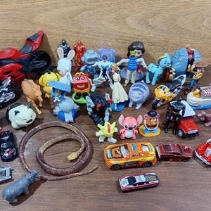 Lote de Juguetes Coleccionables McDonald's y Personajes Varios - imagen 8