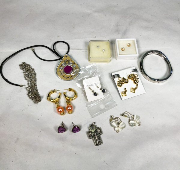 Lote de Bijouterie Variada: Collares, Aros y Dijes