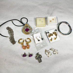 Lote siguiente: Lote de Bijouterie Variada: Collares, Aros y Dijes