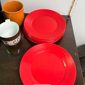 Sandwichera Eléctrica con Tazas y Platos Rojos - imagen 4