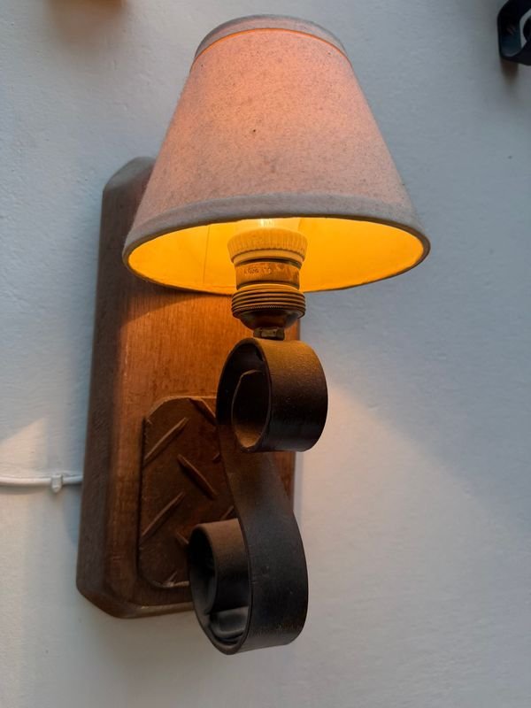 Lámpara de Pared Rústica de Madera y Hierro Forjado