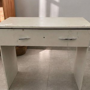 Lote anterior: Escritorio Blanco de MDF con Cajón y Tiradores Metálicos