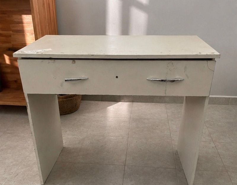 Escritorio Blanco de MDF con Cajón y Tiradores Metálicos