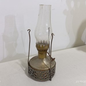 Lote de 6 piezas: Jarrón de cerámica, lámpara a kerosene, adorno de calabaza, perchero y 2 apliques de madera - imagen 5